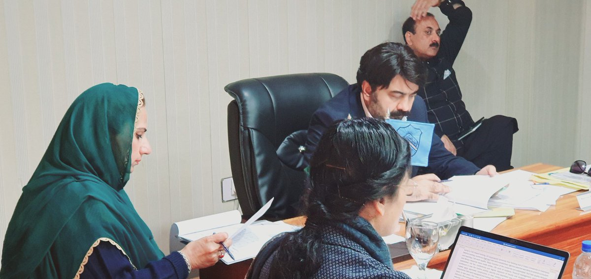 SajjidaB's tweet photo. یونیورسٹی آف فیصل آباد کی سینڈیکیٹ کمیٹی کی میٹنگ کا انعقاد کیا گیا جس کی صدارت منسٹر ہائیرایجوکیشن یاسر ہمایوں نے کی میٹنگ میں ساتھی ارکان کے ہمراہ ایم پی اے خوشاب محترمہ ساجدہ بیگم آہیر صاحبہ نے شرکت کی۔
@ImranKhanPTI 
@UsmanAKBuzdar 
@GovtofPunjabPK
@PTIofficial https://t.co/BMuVEhlTob