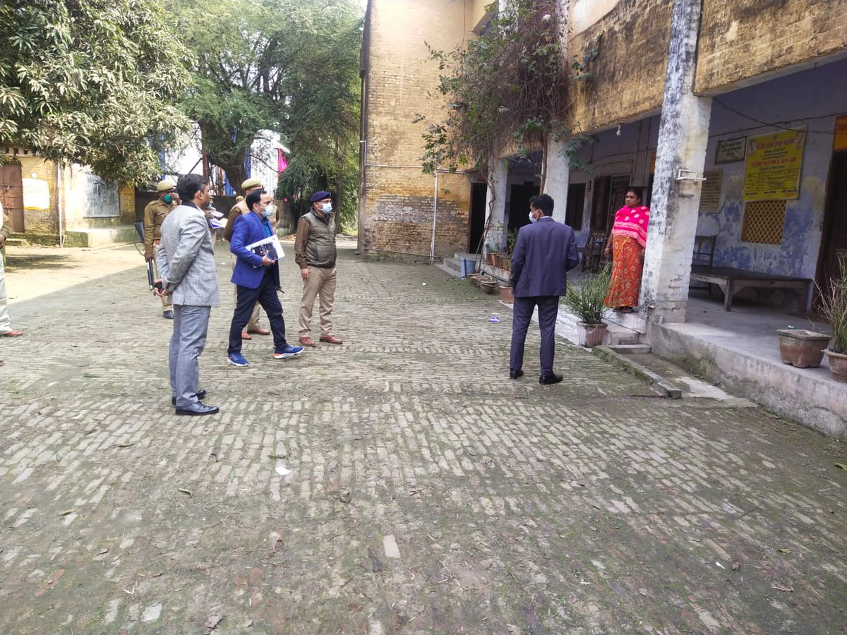 digbasti's tweet photo. आज दिनांक-15-02-2022 को श्रीमान मण्डलायुक्त बस्ती एवं #IGRANGE BASTI द्वारा आगामी विधानसभा चुनाव हेतु जनपदसन्तकबीरनगर के कोतवाली खलीलाबाद थाना क्षेत्र के अति संवेदनशील मतदान केंद्र प्रहलाद राय बनारसी लाल बालिका इण्टर कालेज खलीलाबाद पर भ्रमण कर निरीक्षण किया गया @Uppolice @AdgGkr https://t.co/rBziPs4d0V