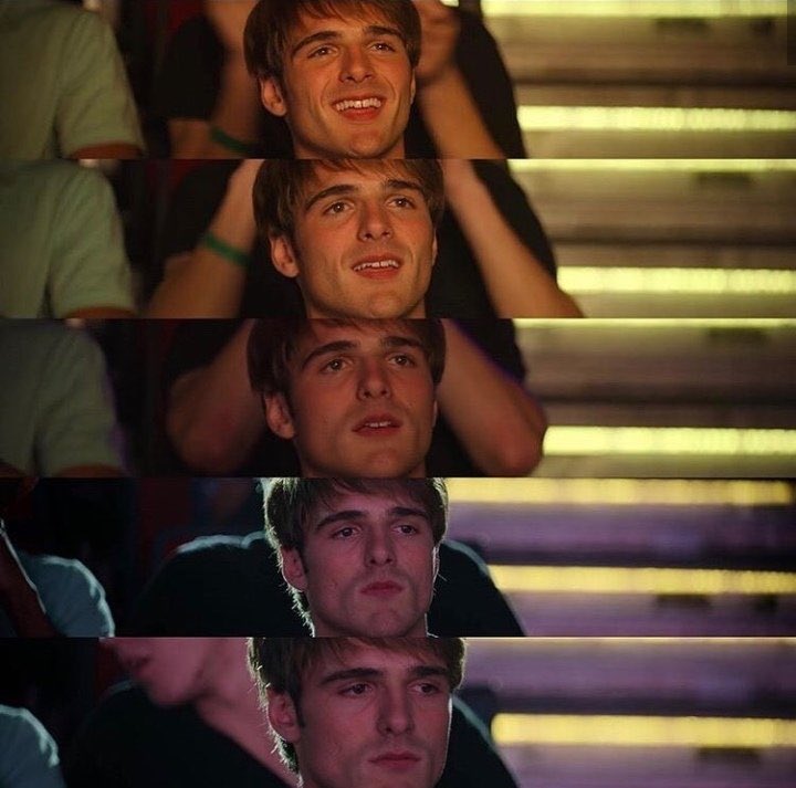 Nate Jacobs viendo la obra de Lexi