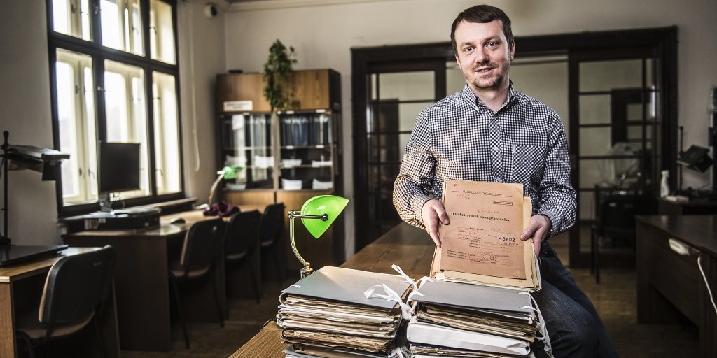 Le_NouvelObs's tweet photo. 🔎 L'historien @JanKoura est tombé par hasard sur le dossier de l'agent "Pipa" dans les archives des services secrets tchécoslovaques, et l'a confié à @lobs. Nous avons ainsi pu retracer l'histoire incroyable de Jean Clémentin, l'#EspionDuCanard 👉 https://t.co/p9sthQB1FM https://t.co/mPhQztXu0a
