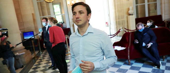 F_Desouche's tweet photo. Après avoir rudoyé une serveuse, Aurélien Taché aurait menacé des clients avec un tabouret, avant de traiter les policiers de "fachos de merde" et de les mettre en garde "J’ai des copains au ministère, j’ai une immunité parlementaire" (MàJ) - https://t.co/P0CEGpW0qx https://t.co/K9ChATzXOv