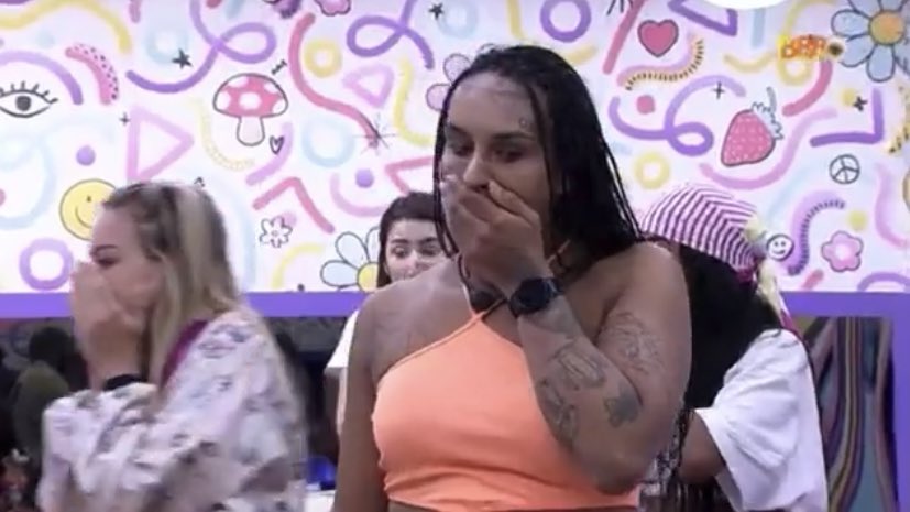 Katessbridg's tweet photo. todo mundo assim descobrindo quem é lady whistledown https://t.co/vxddTLSlNP