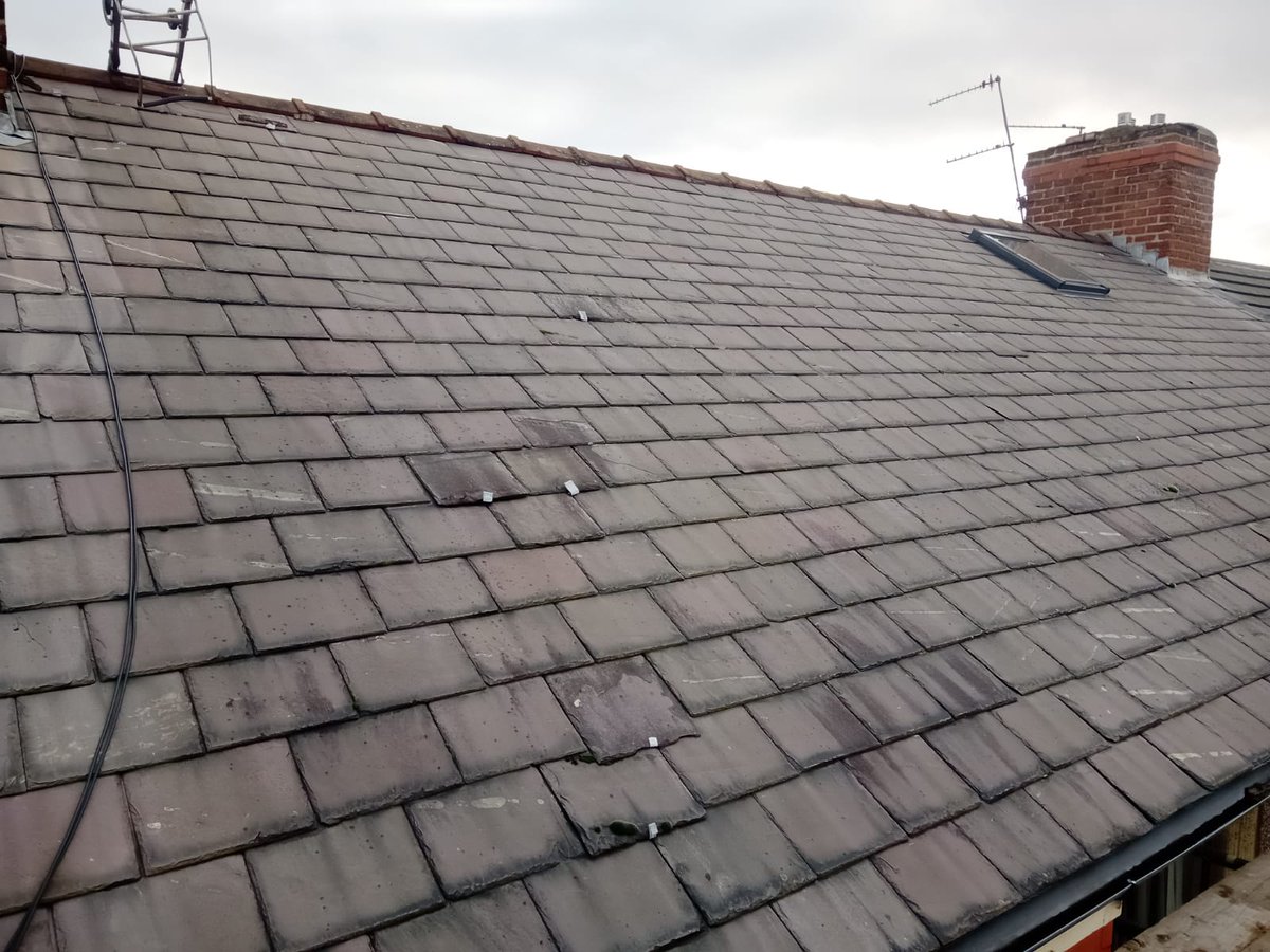 MartinR98297903's tweet photo. Another roof installation completed this week in Orrell Park, Liverpool.  Removing the old grey slate roof, replacing with tiles with a nice rustic red colour to finish, this roof will remain waterproof and looking great for decades. 
#roofer #localroofer #liverpool #flintshire https://t.co/WKaJvKTyAG
