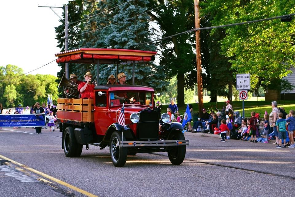 RosevilleParks's tweet image. 🌹Now accepting marching band applications and unit registration for the 2022 Rosefest Parade. Space is limited for both bands and units so be sure to get your spot reserved soon!  

View more information and register your group at cityofroseville.com/parade.