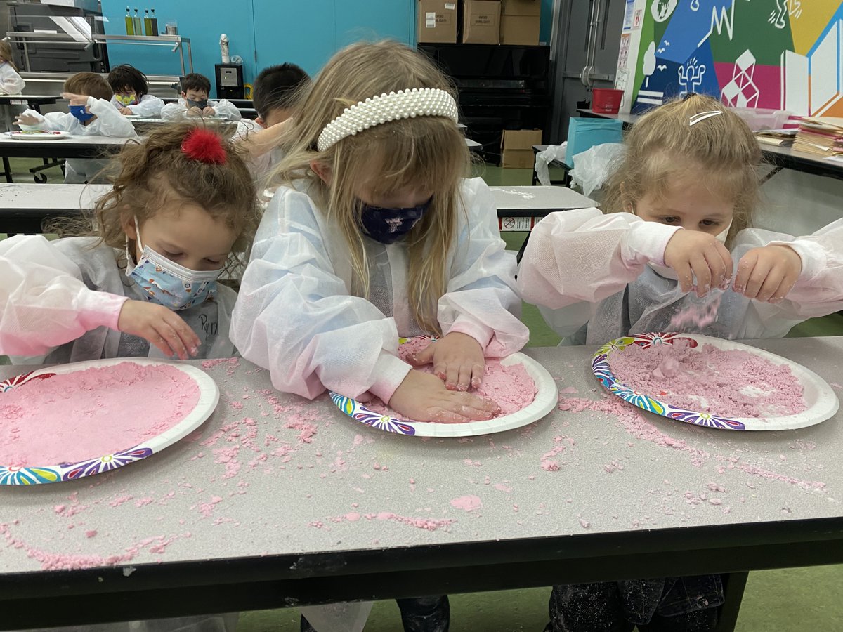 NAISNY's tweet image. A strong after school offer is part of the student experience at #NAISNY. In Ooey Gooey Science we made moon sand (1 cup flour with 1/8 cup baby oil). We added powdered food dye for color. Moon sand has the ability to be silky soft but when pressed firmly, will hold its shape.