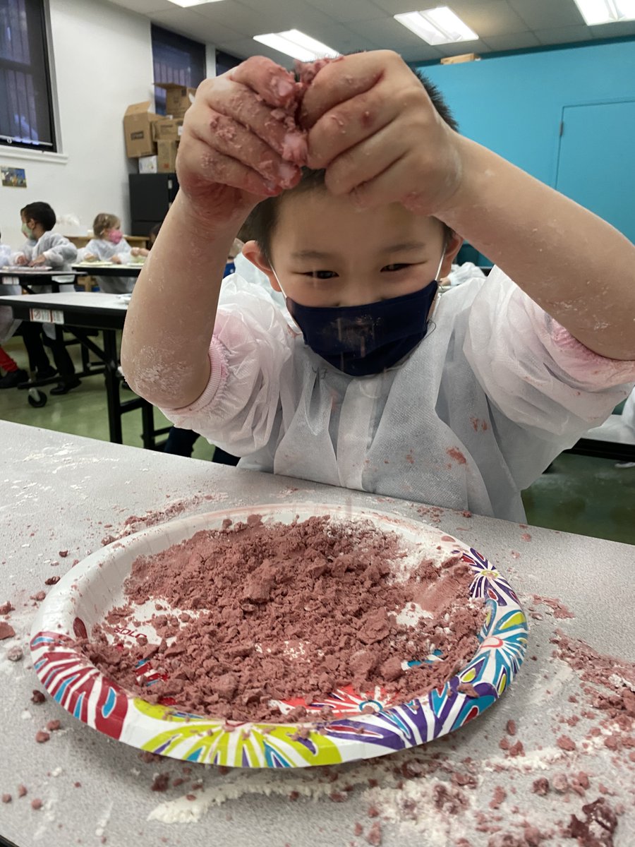 NAISNY's tweet image. A strong after school offer is part of the student experience at #NAISNY. In Ooey Gooey Science we made moon sand (1 cup flour with 1/8 cup baby oil). We added powdered food dye for color. Moon sand has the ability to be silky soft but when pressed firmly, will hold its shape.