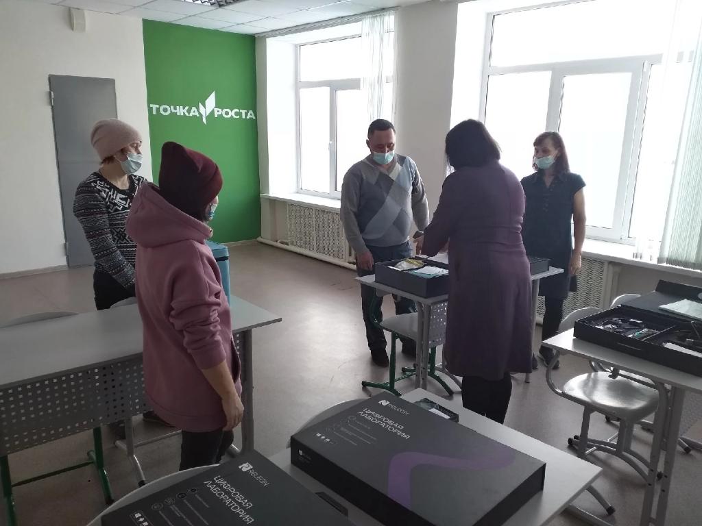 chernovschool's tweet photo. ⚡15.02.22 г. состоялась ознакомительная экскурсия для родителей обучающихся школы по центру «Точка роста».
⚡Щеглова Л.А и Гарина Л.А. рассказали о возможностях центра, о реализуемых на базе центра образовательных программах, познакомили с работой кружков и с работами детей. https://t.co/knoLWZy8uT