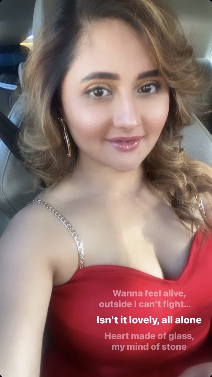 LoverRashmi's tweet photo. New picture #Rashamains @TheRashamiDesai https://t.co/v1fhZ8avOu