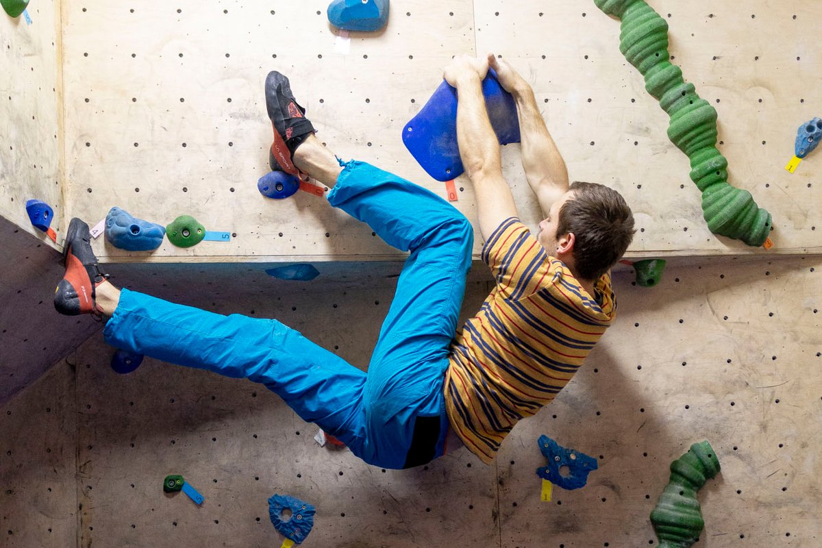 Von wegen #Flachlandtiroler! Bei uns geht's hoch hinaus! Wollt Ihr auch einmal #Gipfel erklimmen? 🧗🏻♂️ Dann zeigt Euer Können in der #Kletterhalle beim #Bouldern. bremerhaven.de/boulderclub #bremerhaven #bremerhavenerleben