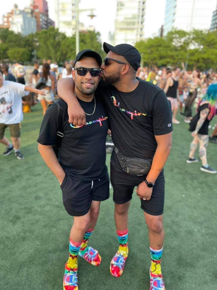 justanparker's tweet photo. Just sharing some black gay love on your timeline ❤💚🖤
#BlackLGBTQLivesMatter https://t.co/hMFMrqxsDz