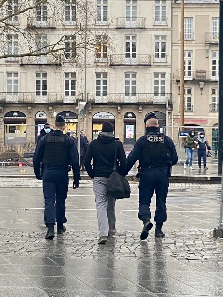 Prefet44's tweet photo. François Drapé, sous-préfet Directeur de Cabinet, a assisté à une patrouille mixte @PoliceNat44 / #PoliceMunicipale @nantesfr dans le #CentreVille en présence des élus locaux, l'occasion de rappeler l'action de l'Etat dans la lutte contre la #délinquance au quotidien https://t.co/4Qwyjs8pvP