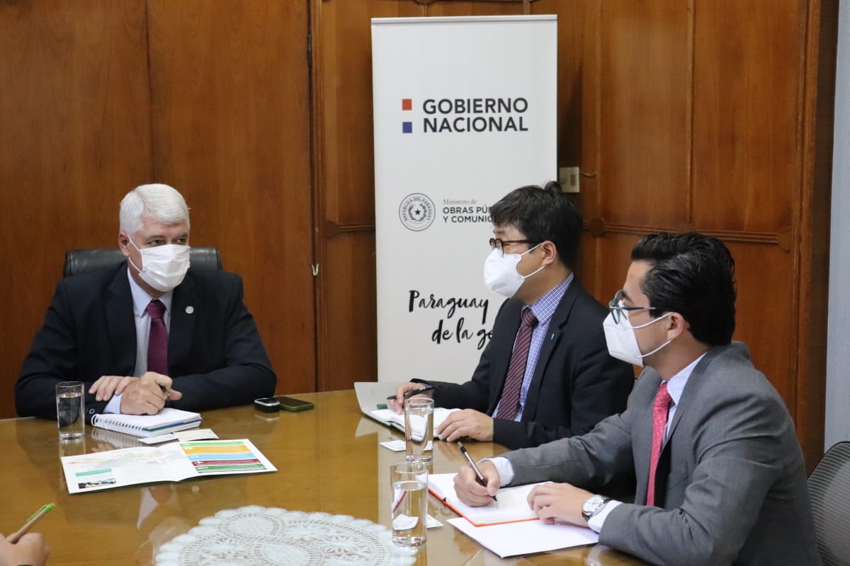 mopcparaguay's tweet photo. El ministro @ArnoldoWiens recibió al director general de @GGGI_LAC, el Dr. Frank Rijsberman, a fin de recolectar información sobre los principales proyectos de la cartera, para el fortalecimiento de la lucha contra los efectos del cambio climático.

Más 👉 https://t.co/CtEYrb0LqJ https://t.co/FLtyoz0UZt
