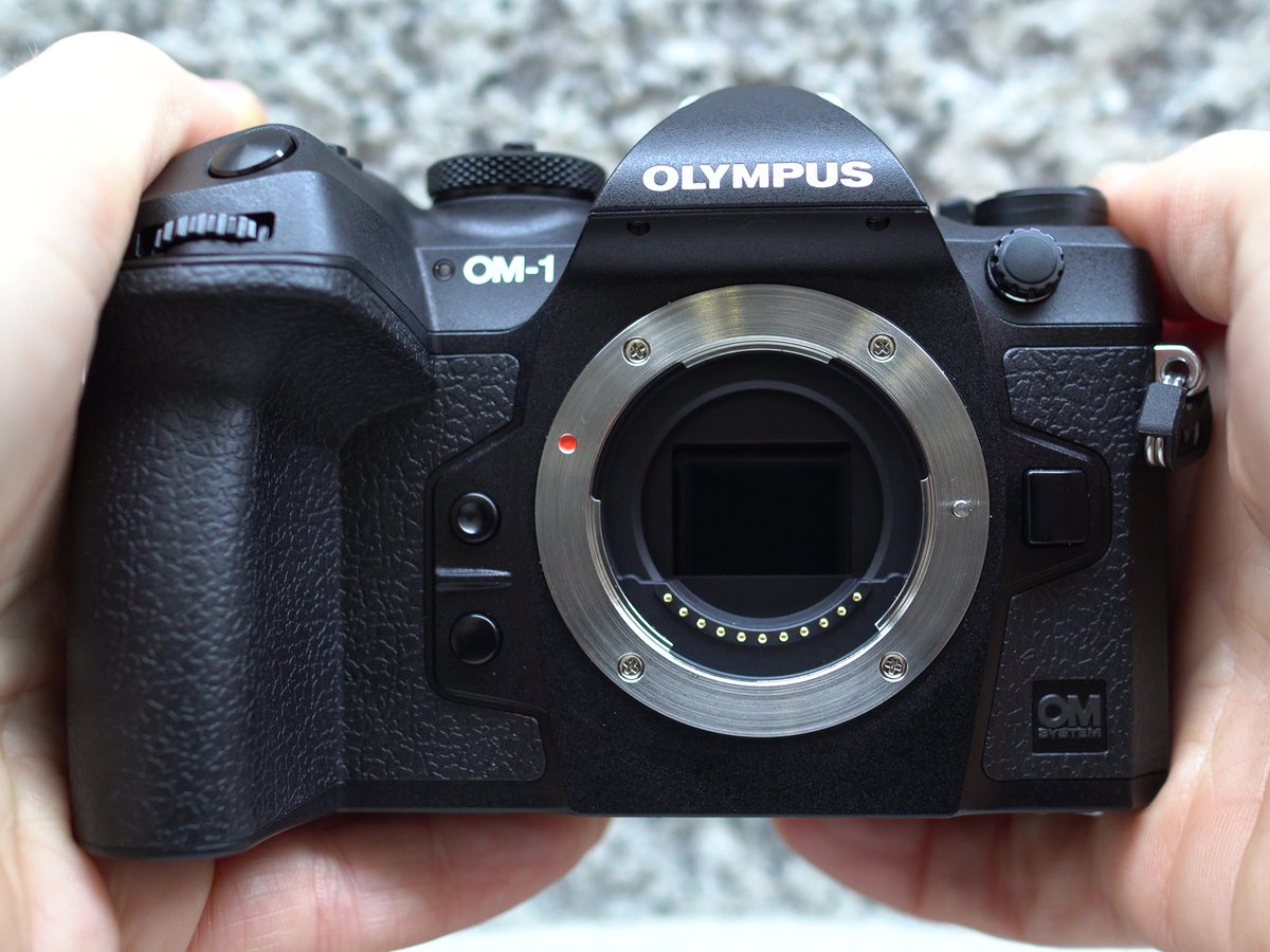 A warm welcome to the new Olympus OM-1 launched today! I went hands-on with one (those are my hands!) for my review-so-far at youtu.be/eK_nOw7nZJI or cameralabs.com/om-system-olym… @OMSYSTEMcameras @OlympusUK