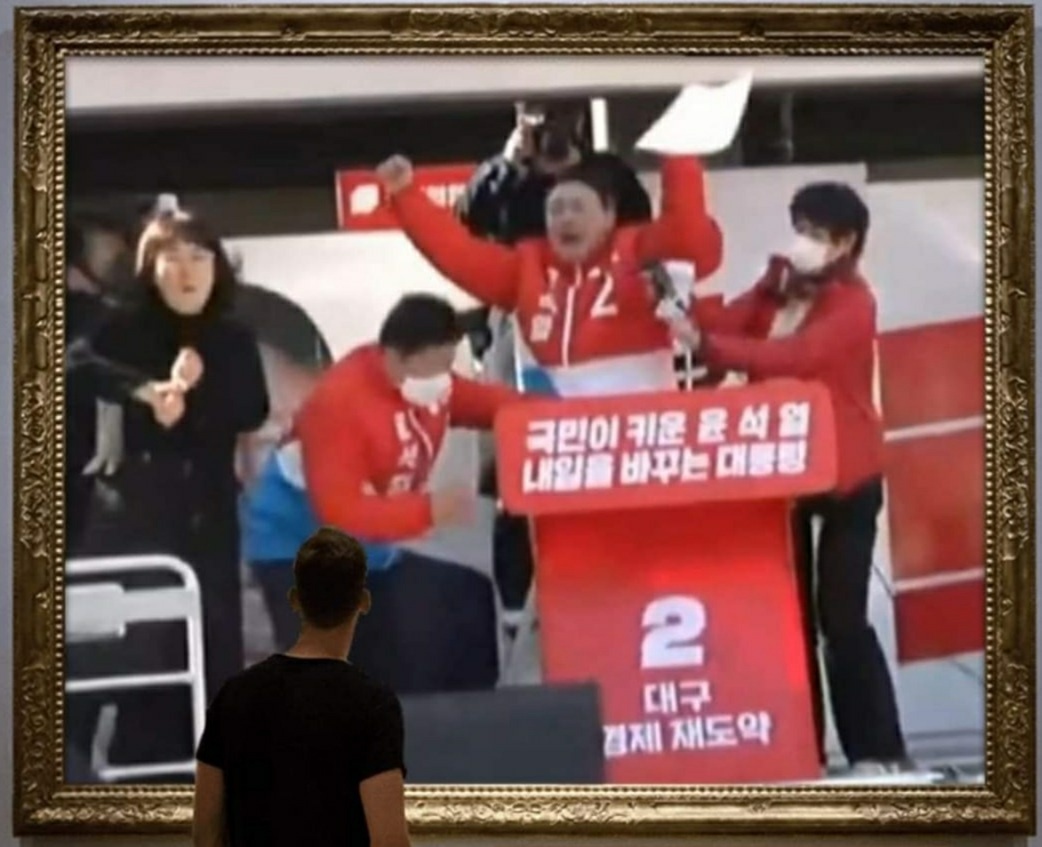 usminjooforum's tweet photo. 윤석열이 대구에서 연설도중 대본이 날아가자,
급 당황한 윤석열, 
스태프가 마이크를 껐다.

손없는 날에 연설한건가?

마이크를 왜 끄냐?
표도 함께 날아갔다.
후보가 머리에 든게 없으니
연설 대본 날아가면 대책이 없다. https://t.co/EbOja6VUtY
