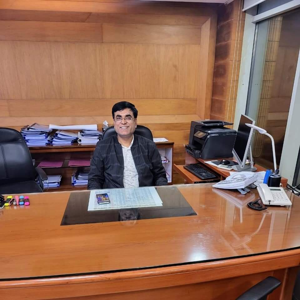DipendraSarraf's tweet photo. बोर्ड ऑफ डायरेक्टर्स,इरकान की मीटिंग के पश्चात अपनी चेंबर में।। https://t.co/fQxhZ2YwHY