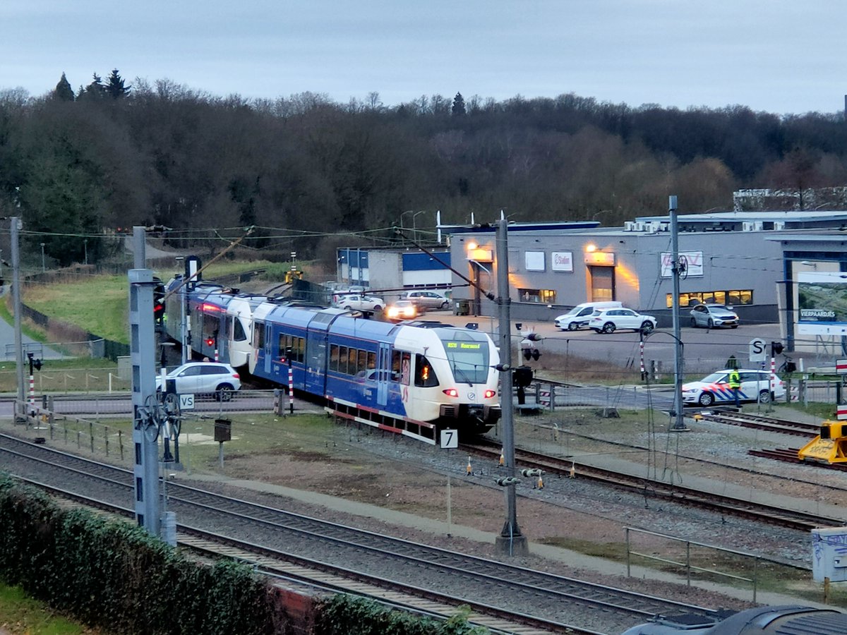 Spoorwegovergang op 15 februari rond 18 uur lange tijd gesloten vanwege het onderzoek van een aanrijding met een auto.