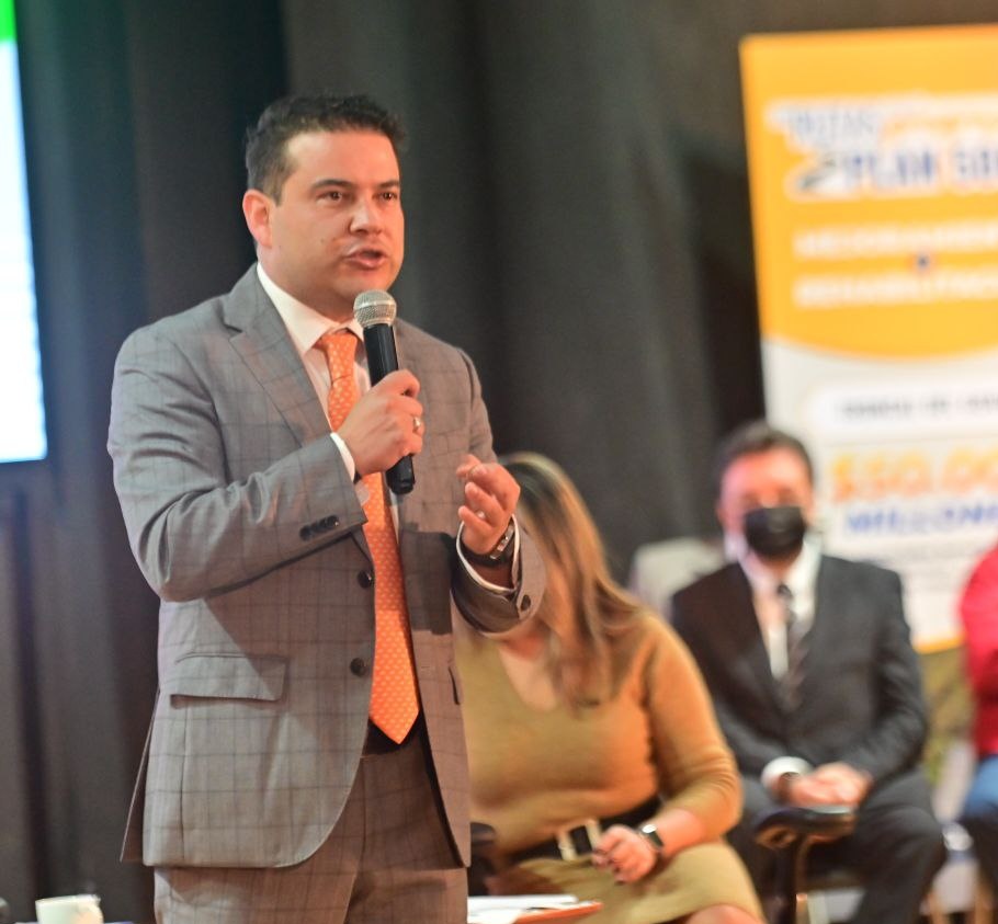 nicolasgarciab's tweet photo. Me enorgullece anunciar que hoy arrancamos el proyecto más ambicioso de infraestructura vial en Cundinamarca. Son 446.800 mills de pesos con los que mejoraremos y rehabilitaremos 31 corredores viales de gran importancia, como la troncal del Guavio y la vía del Boquerón a Cabrera https://t.co/waPjZoUGi9
