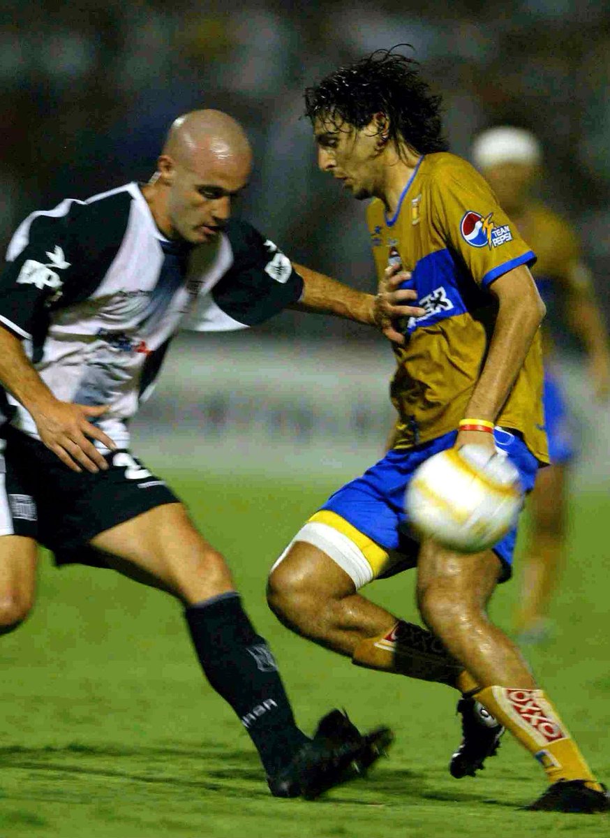 RafaDato2's tweet photo. Hoy se cumplen 17 años del debut de Tigres en la Copa Libertadores.

Los felinos se presentaron empatando 0-0 con Alianza Lima en el 'Matute' Villanueva.

Fue el debut del famoso jersey dorado. https://t.co/tNrSC4GSKs