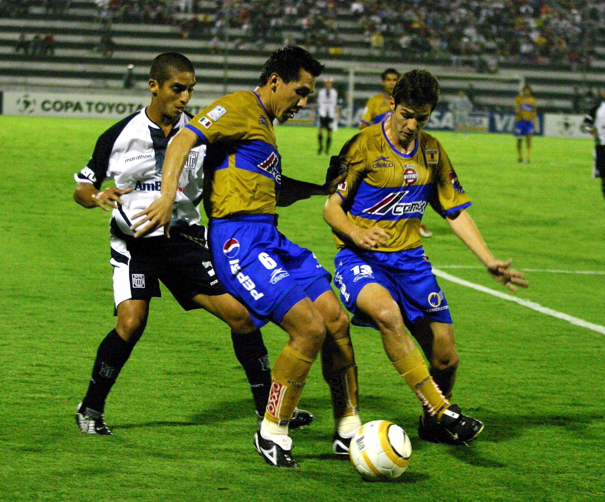 RafaDato2's tweet photo. Hoy se cumplen 17 años del debut de Tigres en la Copa Libertadores.

Los felinos se presentaron empatando 0-0 con Alianza Lima en el 'Matute' Villanueva.

Fue el debut del famoso jersey dorado. https://t.co/tNrSC4GSKs