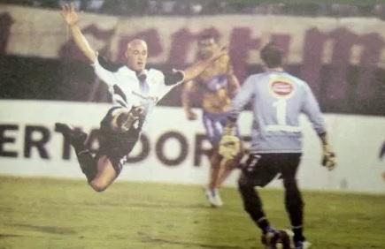 RafaDato2's tweet photo. Hoy se cumplen 17 años del debut de Tigres en la Copa Libertadores.

Los felinos se presentaron empatando 0-0 con Alianza Lima en el 'Matute' Villanueva.

Fue el debut del famoso jersey dorado. https://t.co/tNrSC4GSKs