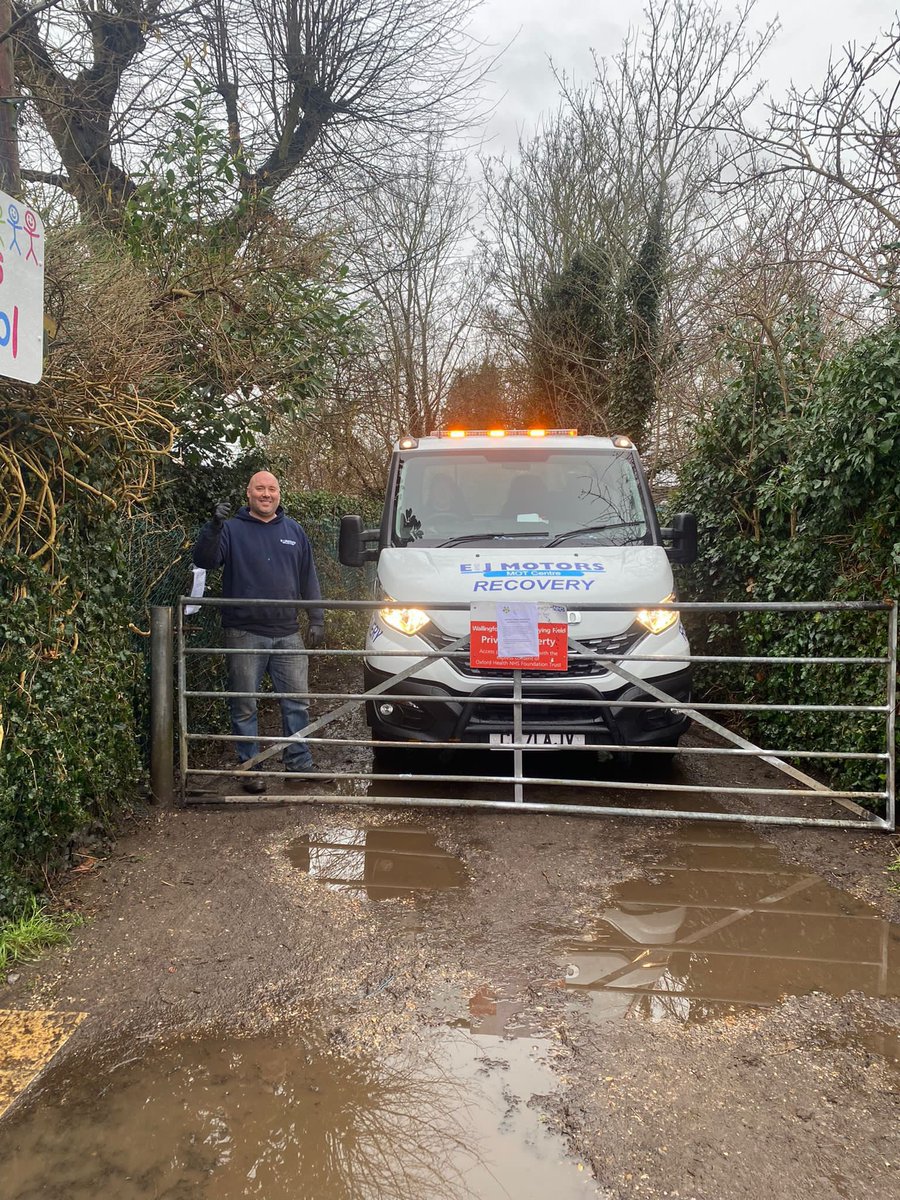 crowmarshfc's tweet photo. A big thank you to one of our club sponsors E&J Motors Wallingford for repairing the gate into Paddocks playing fields by Wallingford Hospital. The gate now has a new lease of life saving both the club and NHS trust costs to replace. #CYTC https://t.co/DwhhW9iLCd