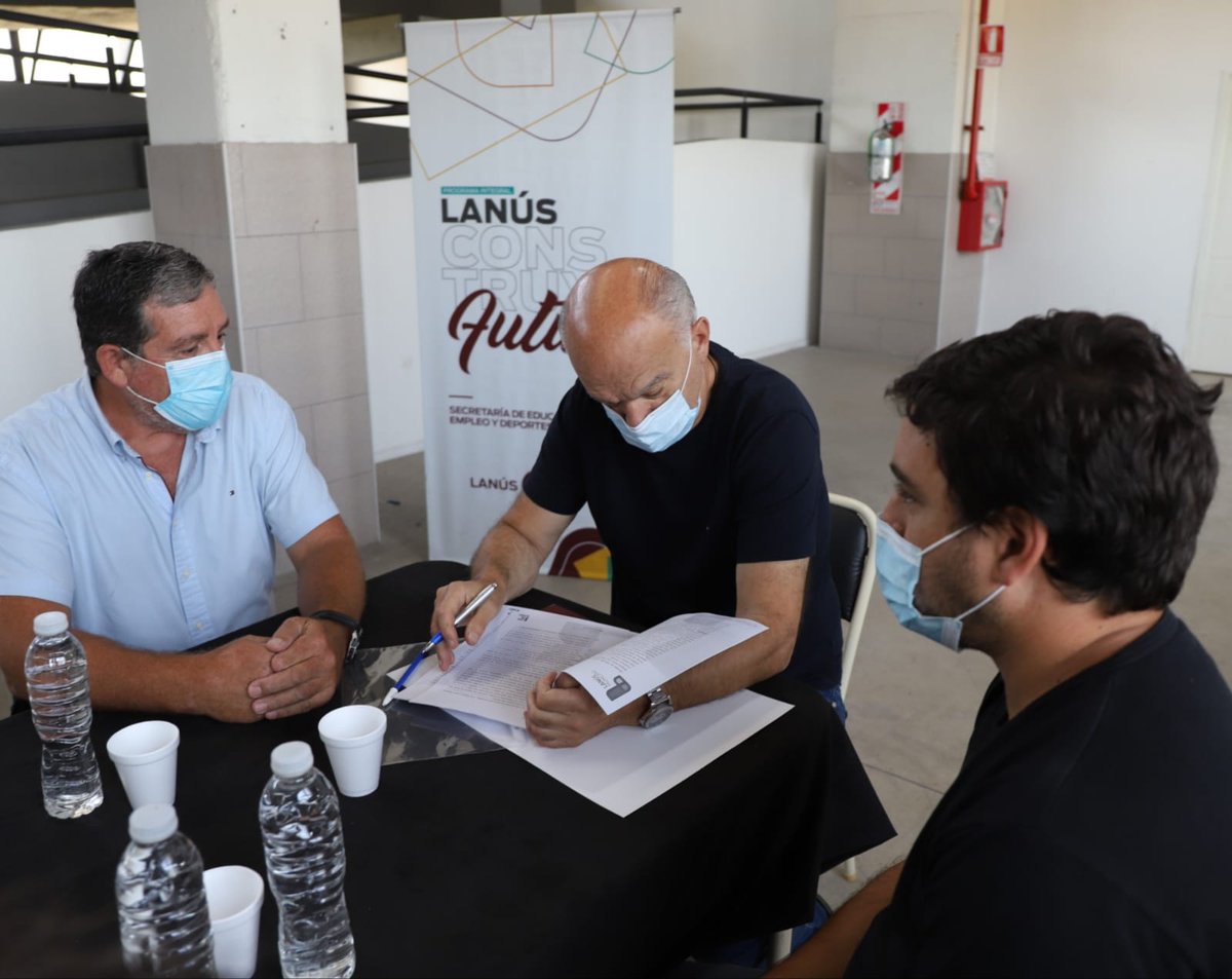 Nestorgrindetti's tweet photo. Vecinos, estoy muy orgulloso de contarles que el día de la fecha firmamos un convenio para la creación del nuevo Centro Municipal de Robótica de nuestra ciudad, en el marco de nuestro programa Lanús Construye Futuro 🤖📚 https://t.co/85K3FSXJFl