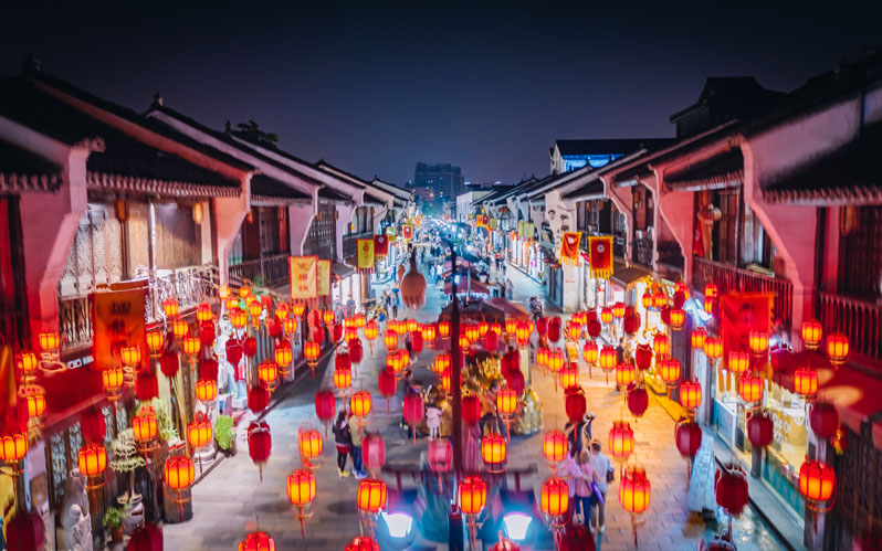 Lantern Festival! 🏮🐲 🌸 Lanterns are lit and hung. People watch dragon dances in the streets, and children answer fun lantern riddles. Learn more: bit.ly/3AcTUmP