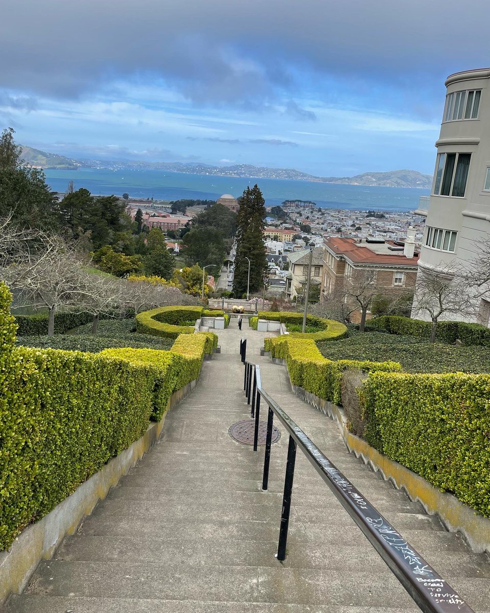 Crewylou's tweet image. “So can you do a &quot;thingy&quot; on that rail?”
“It&apos;s called a grind, bro.”
“So, can you do a &quot;grindy thingy&quot; now?”
#lyonstreetsteps #pacheights #palaceoffinearts #presidio #sanfranciscobay #322steps