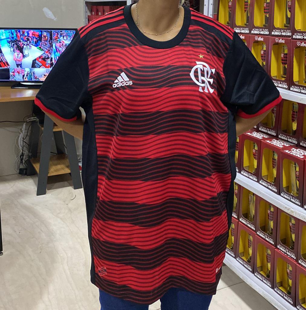 Commemorative Inflate sense Funcionário de uma loja do Flamengo divulga foto do novo uniforme