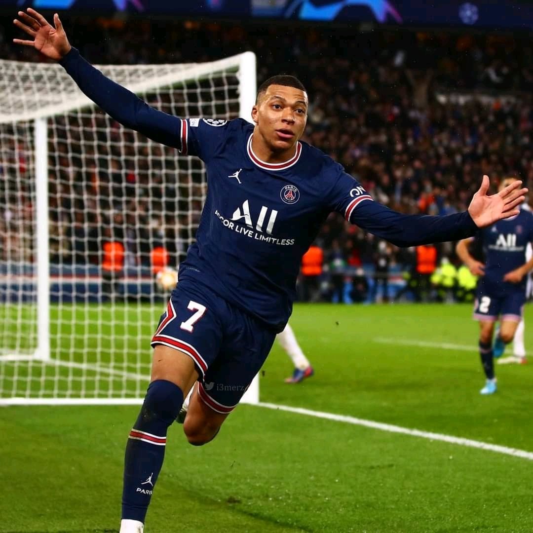 #Football #Gabon #UCL
Selon <a href="/FreddhyKoula/">Dr Freddhy Koula</a>  Journaliste gabonais 🇬🇦 ‹‹ S'il n'y avait pas Boupendza , Kylian Mbappé serait actuellement le meilleur joueur au Monde ››