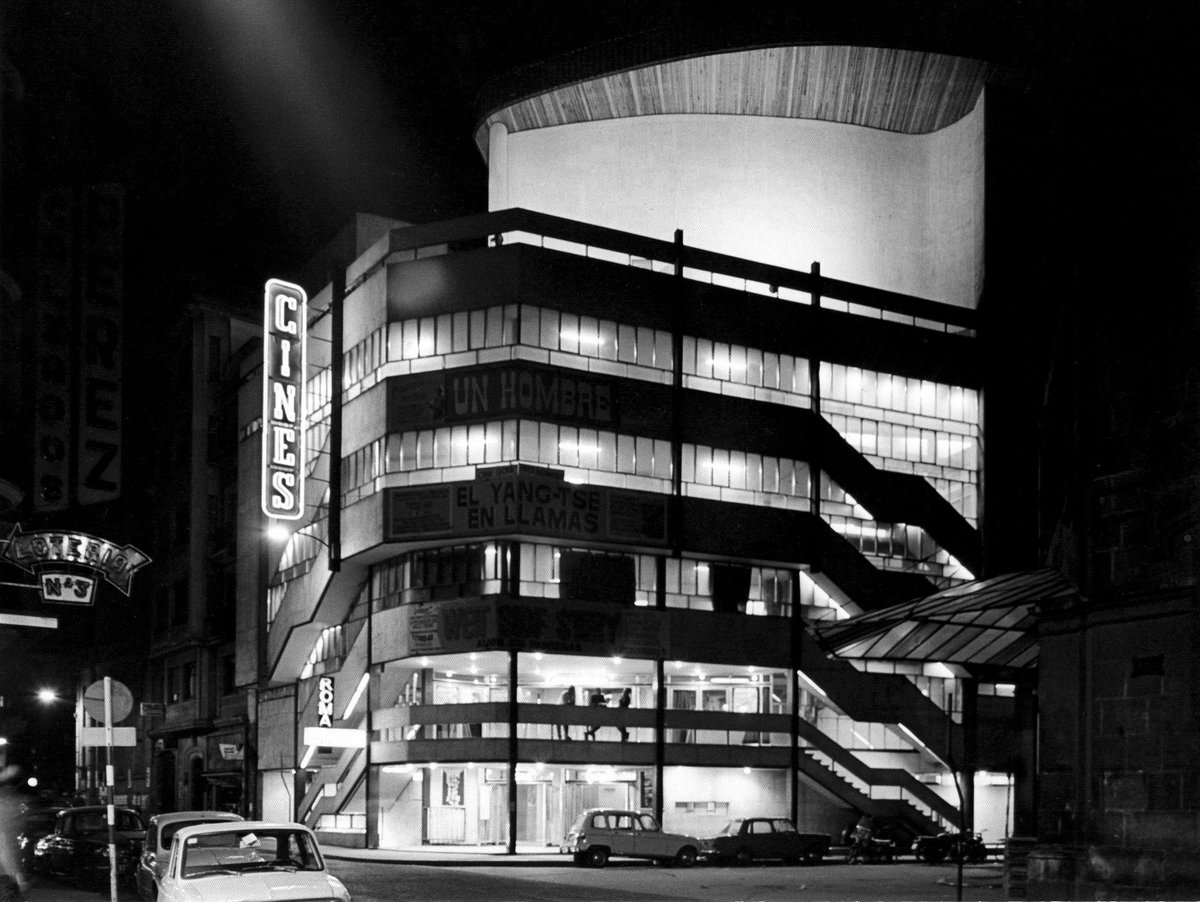 Este sábado ha fallecido Pedro Gutierrez, el arquitecto mas valiente y comprometido con el movimiento moderno en la ciudad de Burgos.
Esta foto de los desaparecidos cines Consulado siempre me ha parecido impresionante, es Burgos, pero podría ser cualquier ciudad centroeuropea…