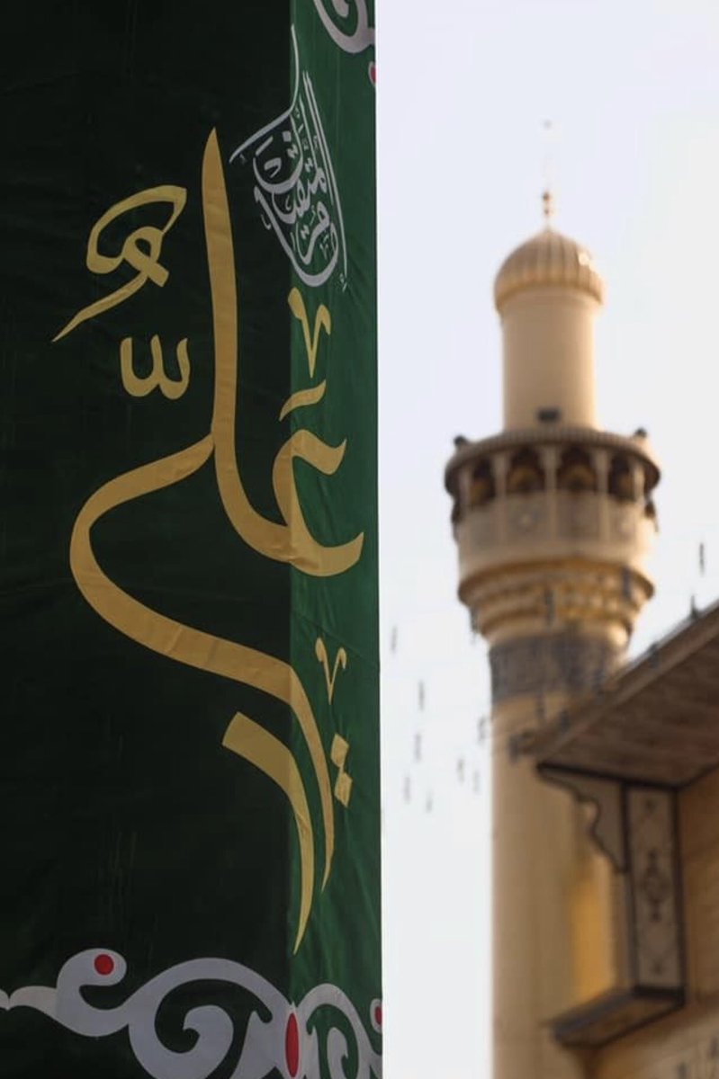 انت العلي الذي فوق العُلا رُفِعا
ببطن مكة وسط البيت اذ وُضعا
سمـتك امُك بنت الليث حيدرةً
اكـرم بلبوة ليثٍ انجبت سبُعا 
وانت حيدرة الغاب الذي اسد الـ
برج السماويِ عنه خاسئـاً رجعا
وانت بابٌ تعالى شأنُ حارسـه
بغير راحة روح القدس ما قُرعـا