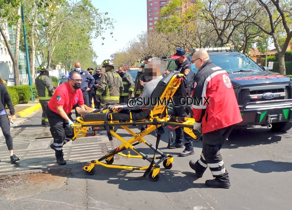 SUUMA_CDMX's tweet photo. PRECAUCIÓN: @Bomberos_CDMX liberaron la pierna de la coladera en Av. Bernardo Quintana, Santa Fe, trasladamos al señor lesionado a un hospital. 🚑➡️🏥 https://t.co/o4rAHM6HQD