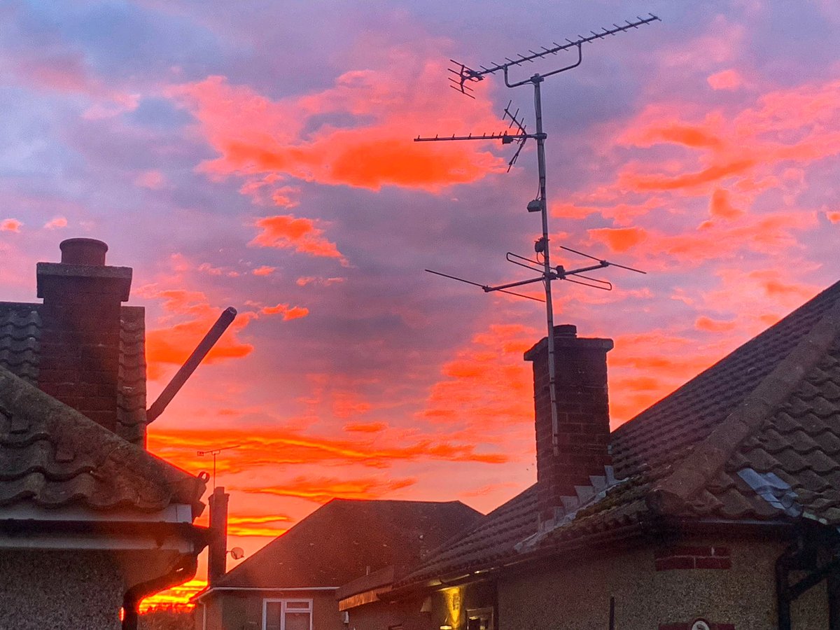 romfordrunner's tweet photo. First #hills repeats session for over a year I think, it was hard but fun, especially as I got to see the sunrise then to go to London and discover my amazing new office. Happy day ☺️ #ukrunchat #hilltraining #sunrise #trainingison #marathon #training https://t.co/ijeHdr4BUI
