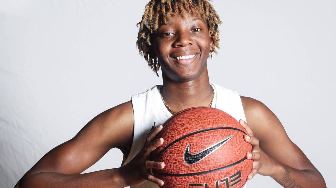 LouatTheState's tweet photo. Carolinas Classic basketball game is back. See which players made all-star event @BlythewoodBBall @irmobasketball @DutchForkBball @lr_wbb @SpringValleyWBB @EC_basketball1
https://t.co/Z9tvNNsw9H https://t.co/3Y3ylZocCt