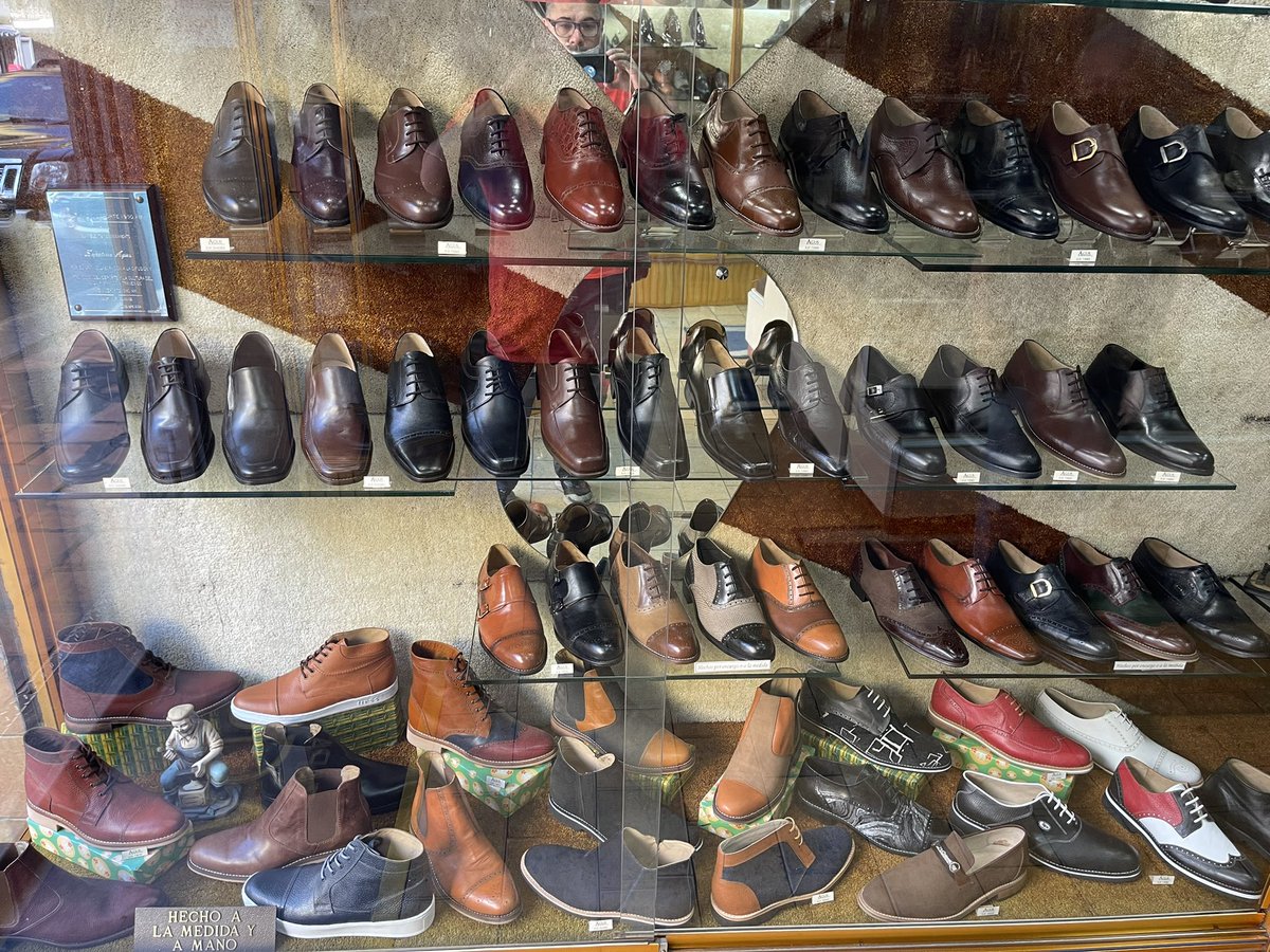 luisfcocabezas's tweet photo. Hoy como estuve por mi querida Candelaria fui a darle una vuelta a mi buen amigo Agus en su Zapatería y estaban allí fajados, vean las bellezuras que tienen, puro zapato confeccionado a mano y a su medida, visítenlo en la esquina de Peligro entre El Ruedo y la antigua Ibarzabal https://t.co/xS8MU745gK