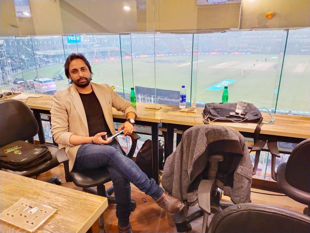 AhmerKhokhar08's tweet photo. I am so grateful to #PCB media head Sami Burni and #sjal (sports journalists association Lahore)for honouring me at #media gallery #qazafistadium for #PSL match and dinner https://t.co/KPnShOr8rT
