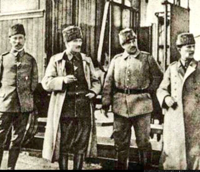 abdullah_fnd's tweet photo. Başkomutan dediğinin yanında paşalar olur, koruma ordusu değil.
Lider dediğin yapar yıkmaz, kurar satmaz.

#UçacaktıkÇAKILDIK https://t.co/t7AYOPAxfT