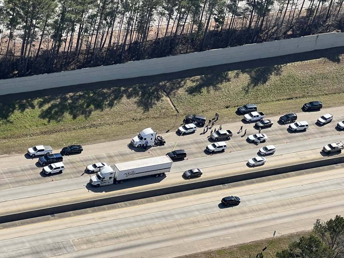 End of a Police chase with Tractor Trailer Truck in Cowetta Co on I-85 North before Collinsworth Rd. Unconfirmed reports of gunfire came from the fleeing truck.   <a href="/CowetaSheriff/">Coweta County Sheriff's Office</a> and #GaStatePatrol on scene, Heavy delays #developing #BreakingNews #ATLtraffic @cbs46
