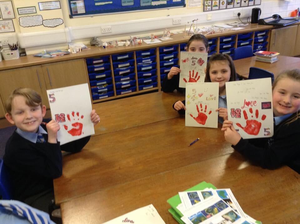 SaintEdwardsRC's tweet photo. Year 3/4 really enjoyed using the theme of Valentines Day to create a handprint to tell someone in our class 5 things we loved about them. https://t.co/Ncci7SI0x3
