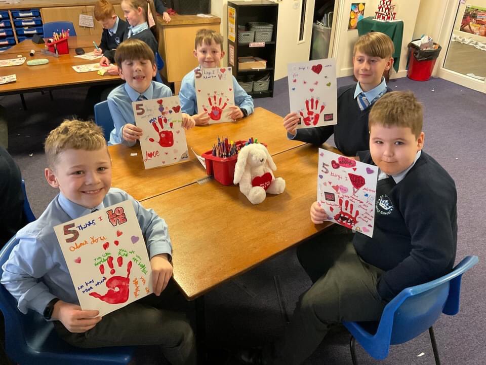 SaintEdwardsRC's tweet photo. Year 3/4 really enjoyed using the theme of Valentines Day to create a handprint to tell someone in our class 5 things we loved about them. https://t.co/Ncci7SI0x3