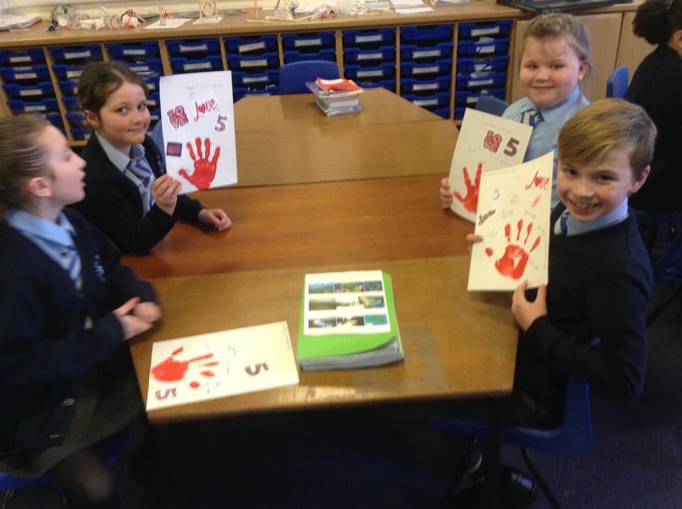 SaintEdwardsRC's tweet photo. Year 3/4 really enjoyed using the theme of Valentines Day to create a handprint to tell someone in our class 5 things we loved about them. https://t.co/Ncci7SI0x3