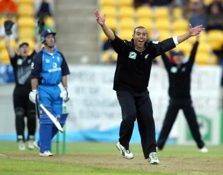ovshake42's tweet photo. On this day, 2002, New Zealand thrashed England in an otherwise forgotten ODI in Wellington.

New Zealand scored 244/8.

England collapsed to 89 against the innocuous Andre Adams (3-13) and Nathan Astle (3-4).

However, the match is special for an entirely different reason.
+ https://t.co/oaMsCxTU4g