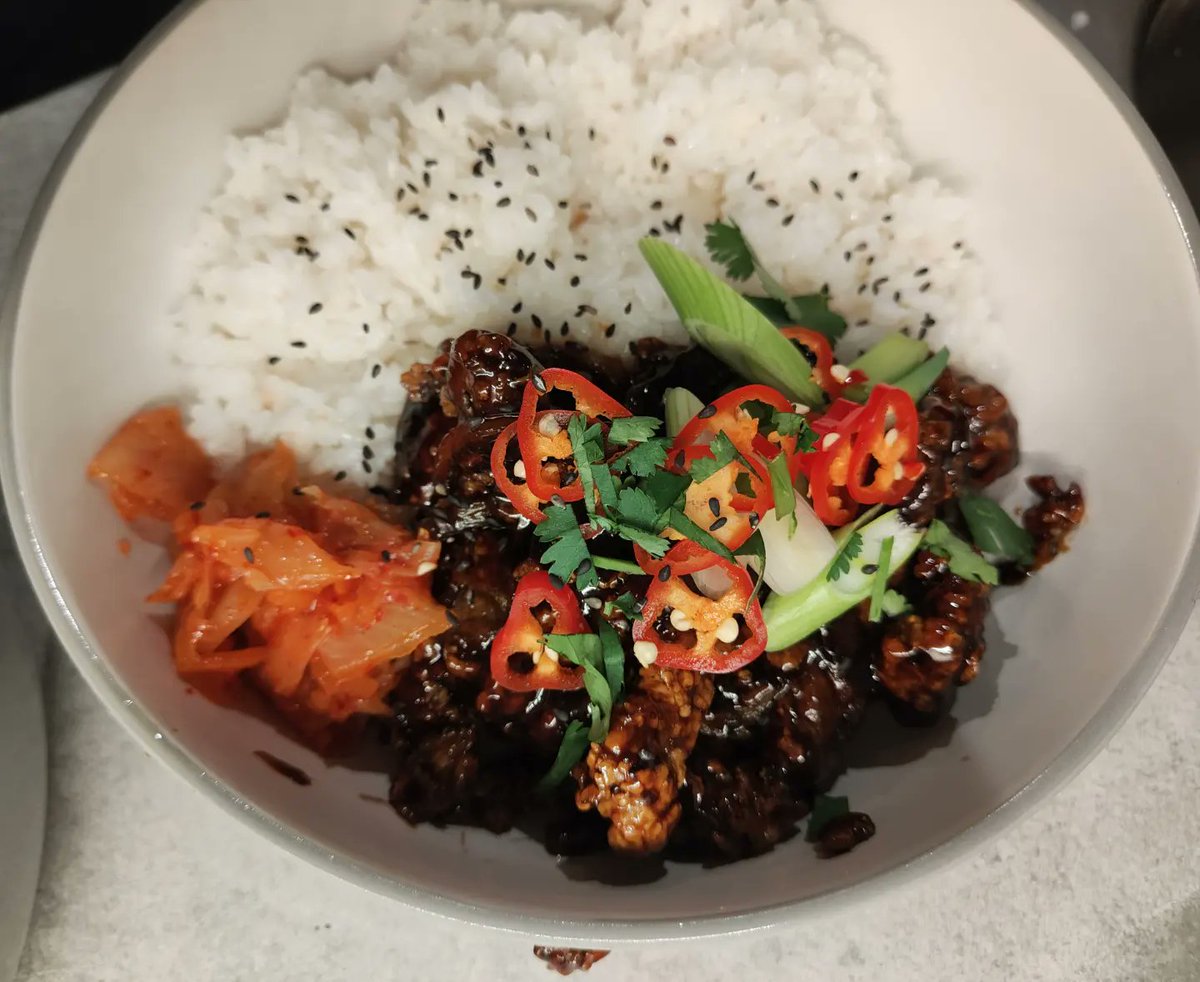 rainbow_geisha's tweet photo. Crispy Korean beef rice bowl, home made. Pickled chilli and garlic (homemade) kimchi (not home made) chilli and coriander #stickybeef #koreanbbqbeef https://t.co/s1CWm7OTTk