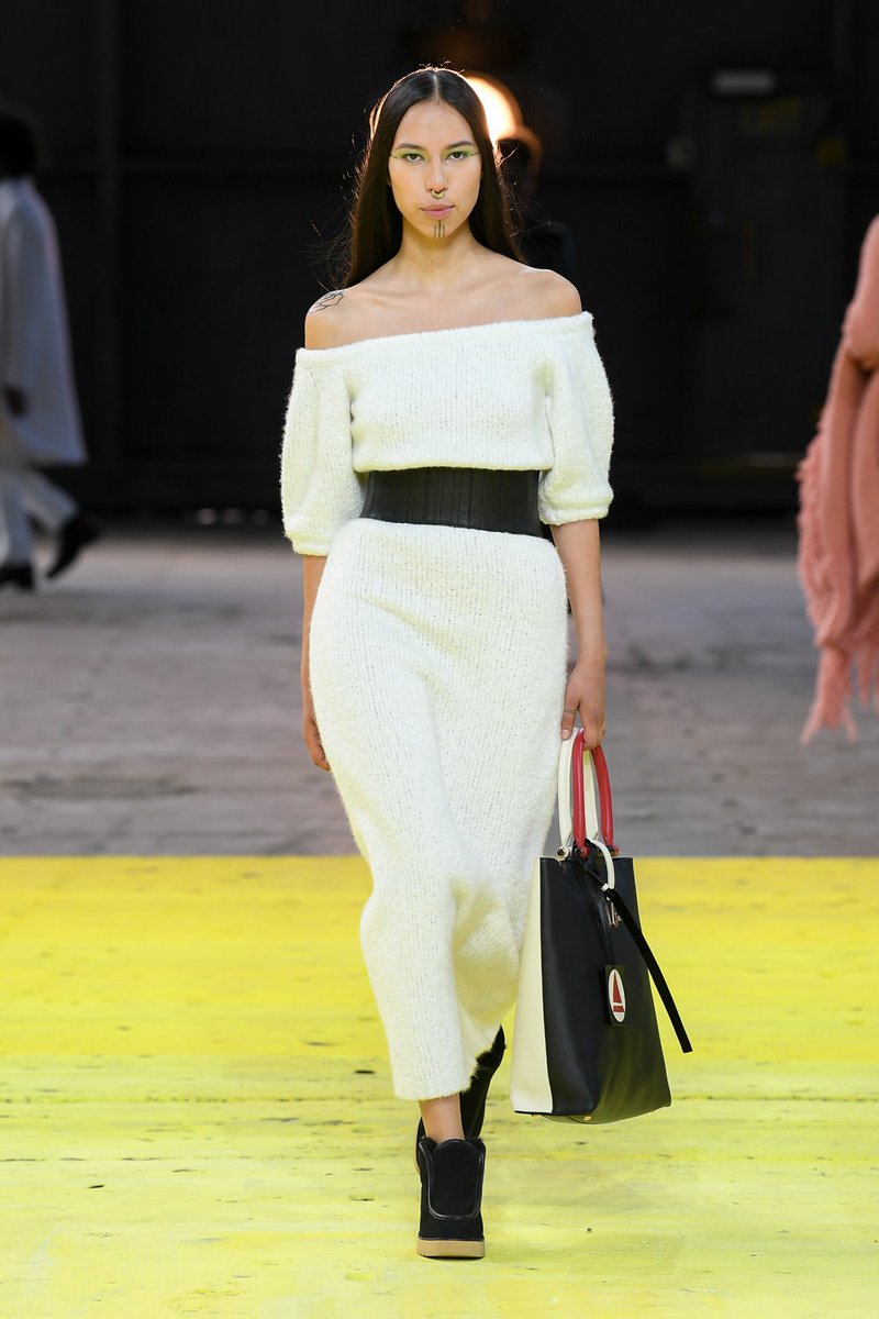 VogueRunway's tweet image. .@GabrielaHearst's fall 2022 collection is here. See every look: vogue.cm/0RJpyHy