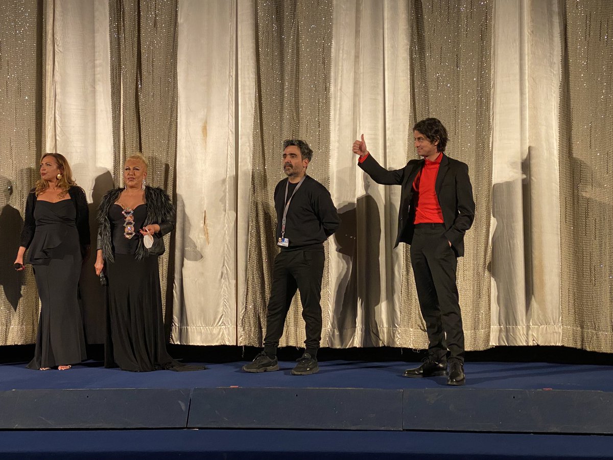 Unbedingte Berlinale-Empfehlung: Aşk, Mark ve Ölüm (Liebe, D-Mark und Tod) von Cem Kaya, Drehbuch <a href="/MBuyukatalay/">Mehmet Akif Büyükatalay</a>. So viel Freude, so viel Frust, so viel Energie und so viele Archivperlen in einem Film!
berlinale.de/de/programm/pr…