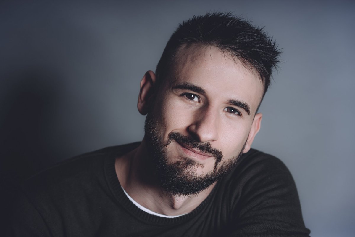 lenguasdefuego's tweet photo. Gustavo Romero entrevista a Roberto Navarro Montes que nos habla de su saga, Ylandra, publicada en @EdicionesLabnar 
🔗https://t.co/JRVhDmOSL8 https://t.co/dfKhAMYFLV