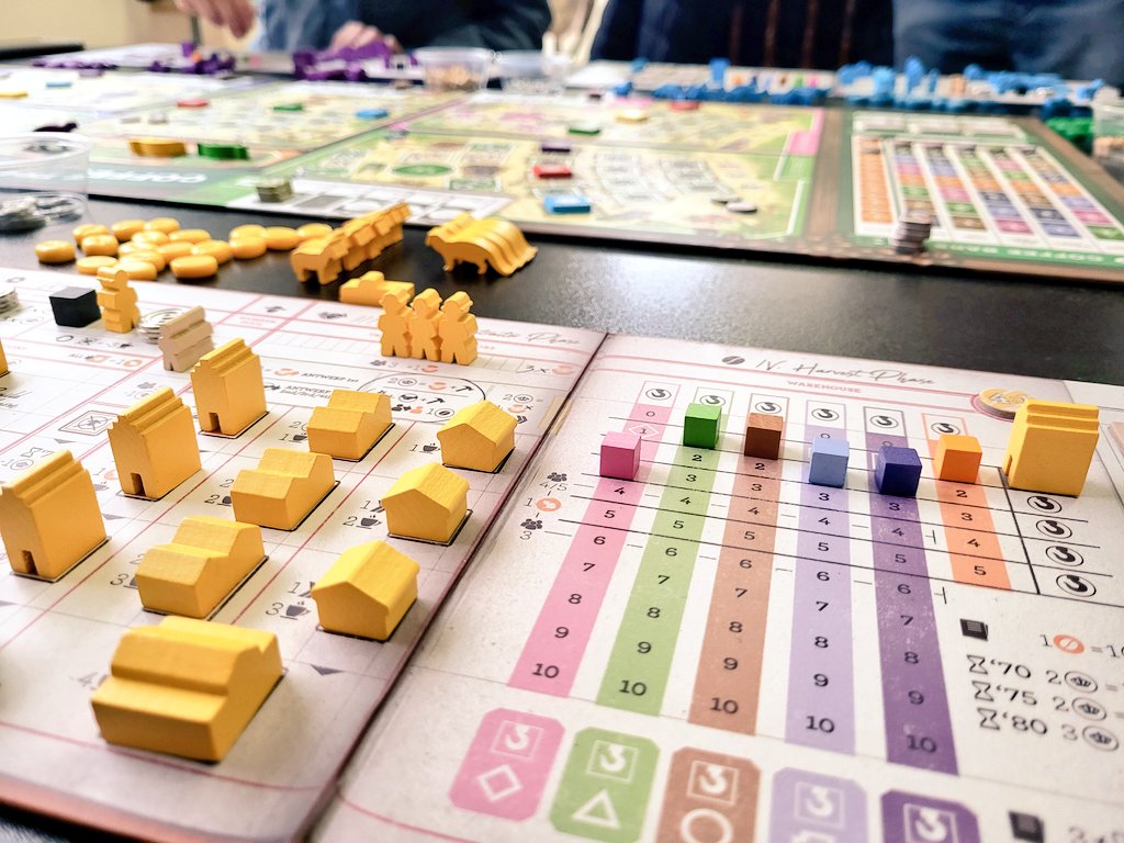 JohaFrontado's tweet photo. La mañana del sábado pude jugar el tan ansiado #CoffeeTraders que en las #Levantadas me quedé con ganas de probar! Eché mucho de menos a @moonnoise (sus cantos y voces) pero @gemerlos82 y #Kor fueron unos compis de mesa increíbles! La explicación de Carlos impecable,como siempre! https://t.co/Nv51etVWpO