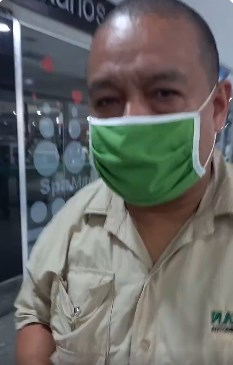 ReporteYa's tweet photo. #15Feb #Denuncia 
@reyestheis: Fuí estafado en @elplazas de Valle Arriba. Un supervisor cambia mi billete nuevo de 100$ por uno roto pegado con cinta plástica. La empleada de seguridad no me permite ver el video, el subgerente solo me dice que "denuncie" y la empleada se burla. https://t.co/Jen3NQVCxK