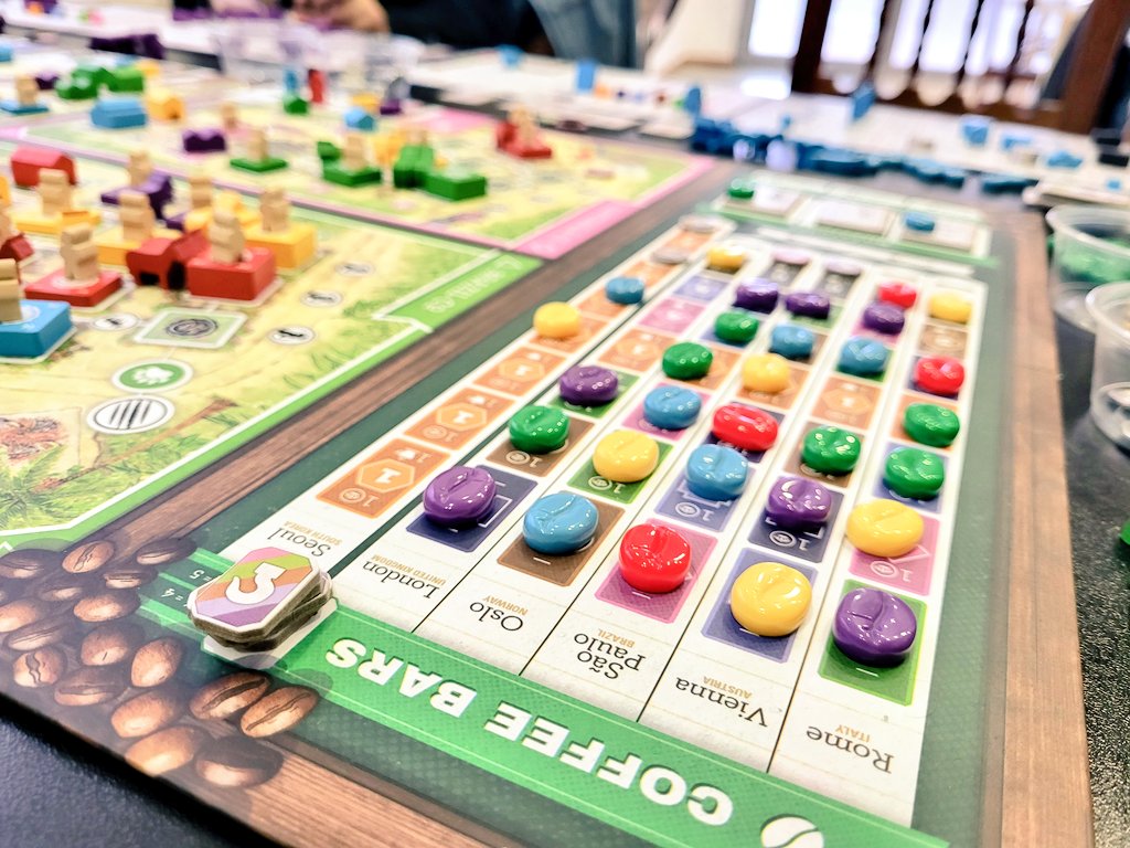 JohaFrontado's tweet photo. La mañana del sábado pude jugar el tan ansiado #CoffeeTraders que en las #Levantadas me quedé con ganas de probar! Eché mucho de menos a @moonnoise (sus cantos y voces) pero @gemerlos82 y #Kor fueron unos compis de mesa increíbles! La explicación de Carlos impecable,como siempre! https://t.co/Nv51etVWpO